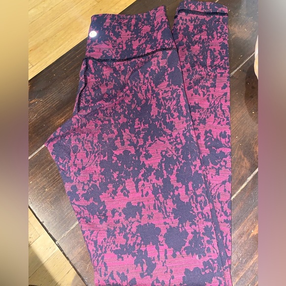 Lululemon Leggings Maroon‎ and black Design - Picture 1 of 3